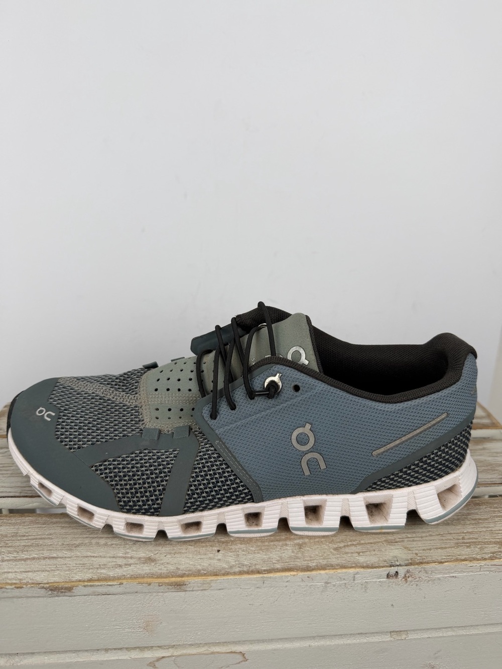 On Cloud running shoes blue and grey mesh upper women’s size 8